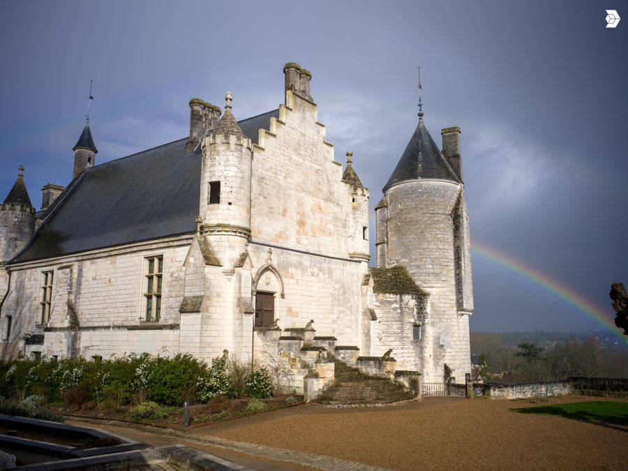 Le logis royal de Loches sous un arc-en-ciel