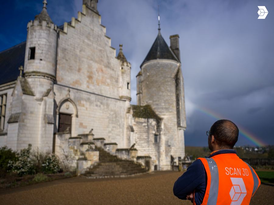 Opérateur My Digital Buildings en gilet orange face au logis royal