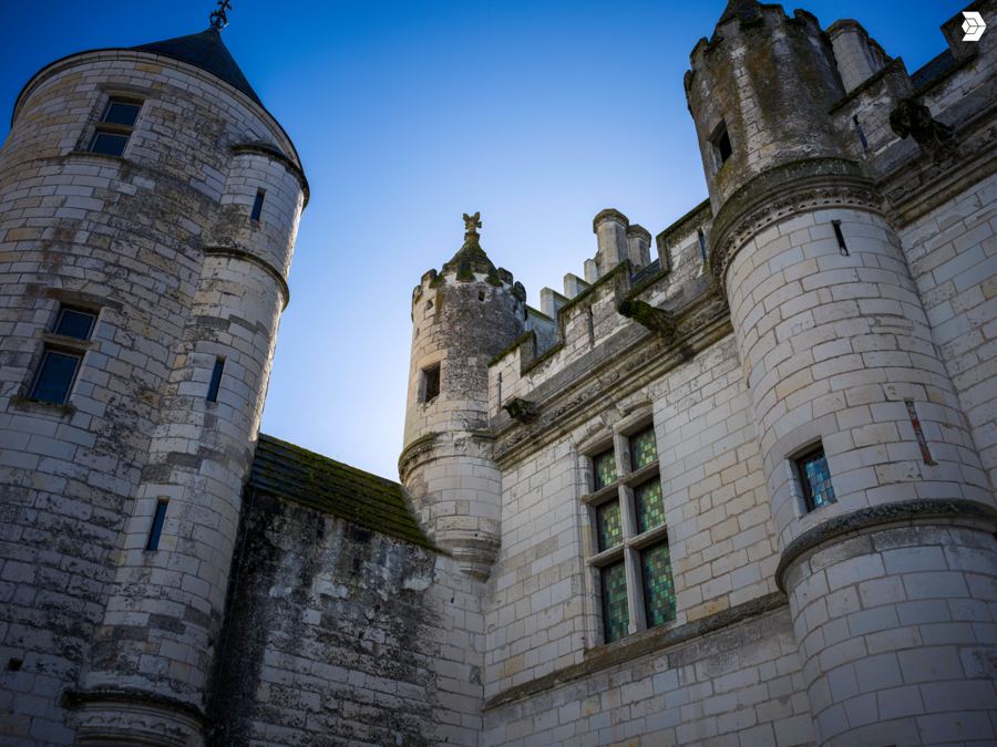 Tourelles en poivrière du logis royal sur ciel bleu