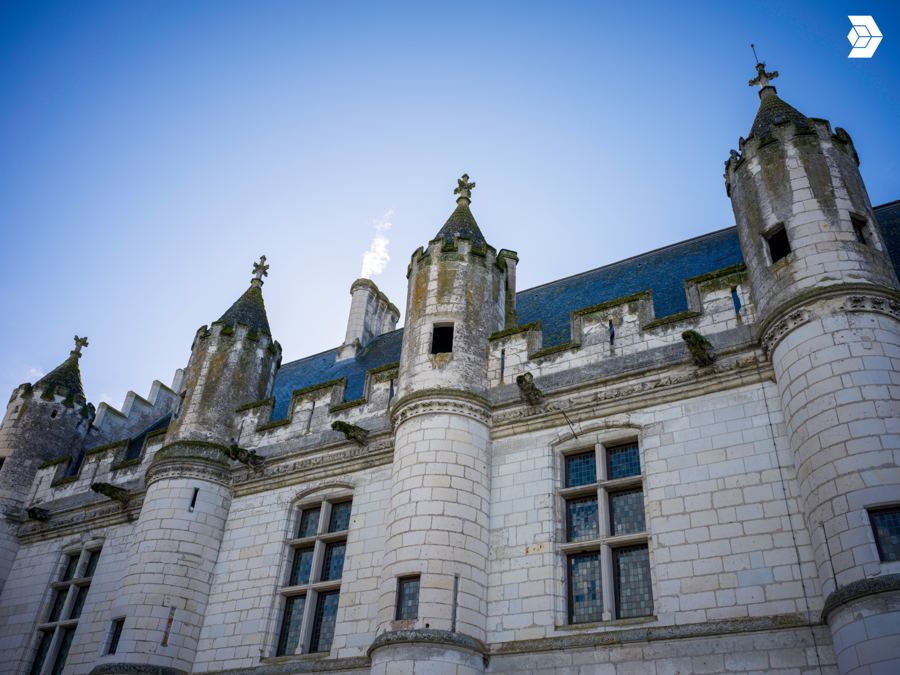 Façade du logis royal avec lucarnes sculptées en contre-plongée