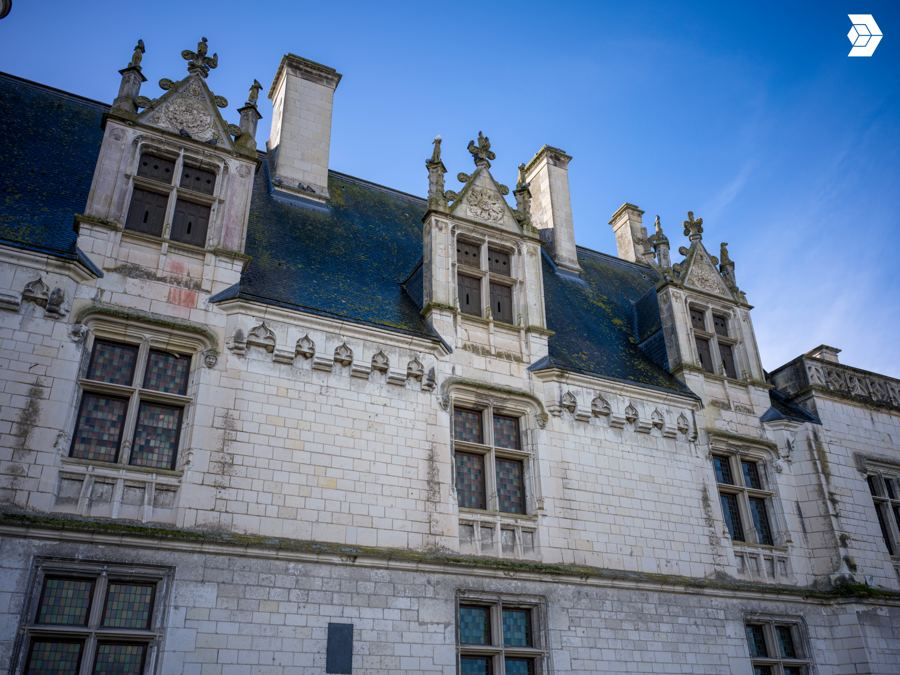 Toitures d'ardoise et lucarnes à gâbles du logis royal