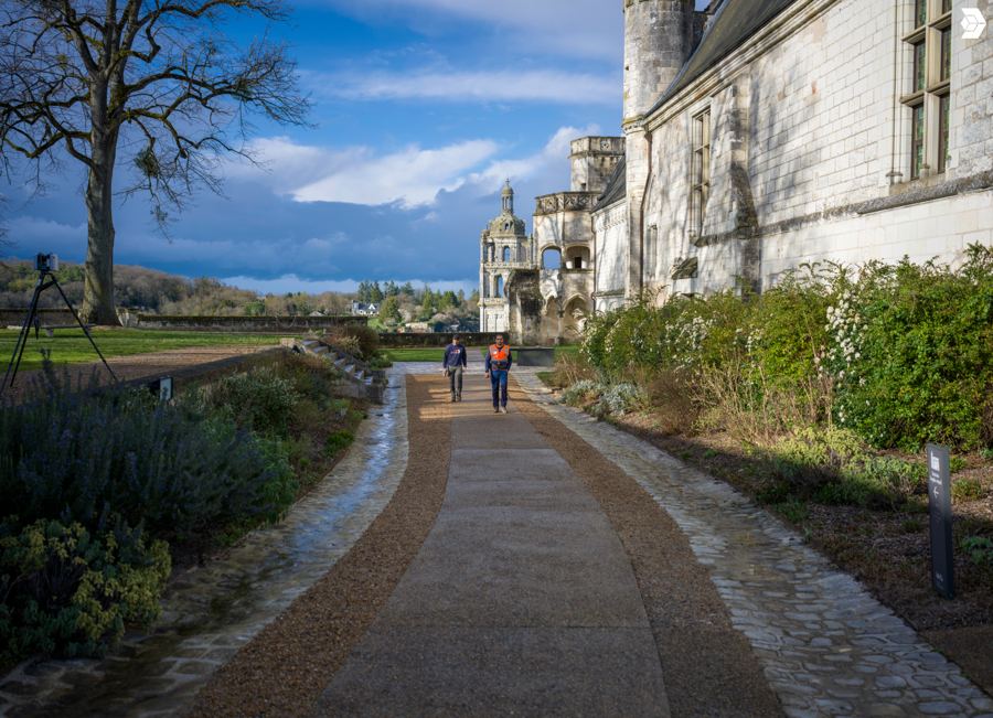 Allée des jardins menant au logis royal