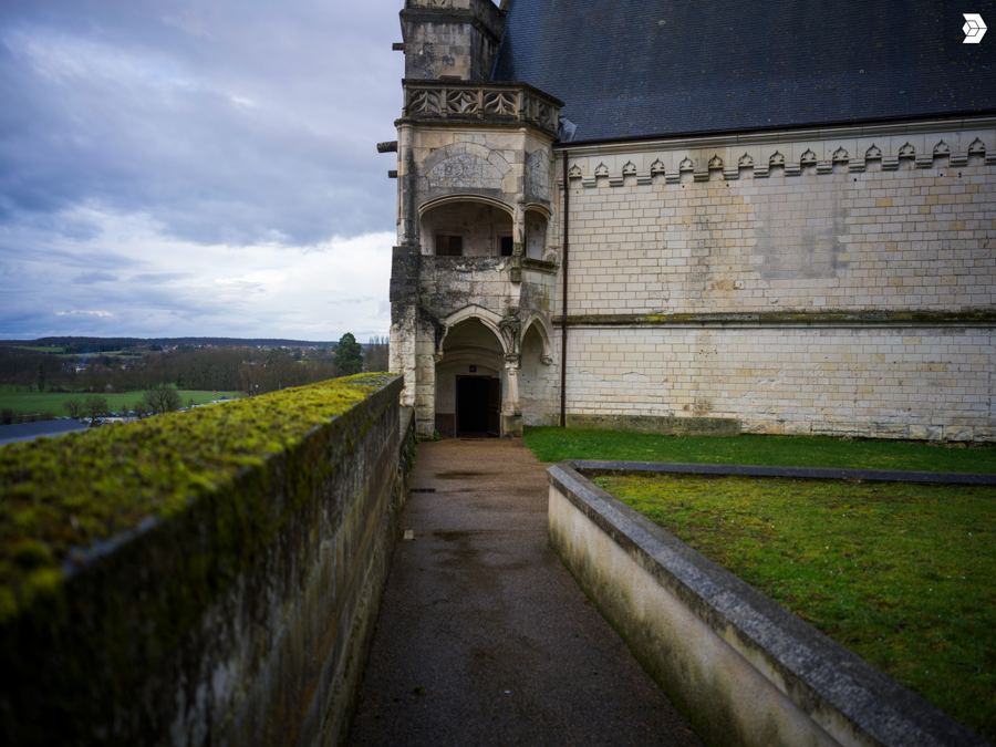 Chemin de ronde avec la collégiale Saint-Ours en arrière-plan