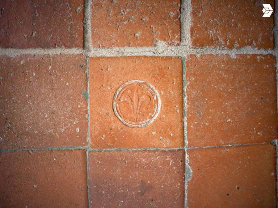 Tomettes anciennes dont une gravée d'un motif