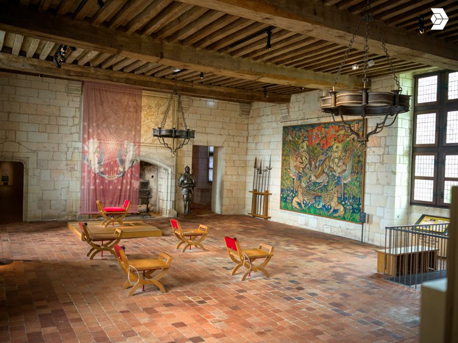 Grande salle du logis royal avec tapisseries et armure